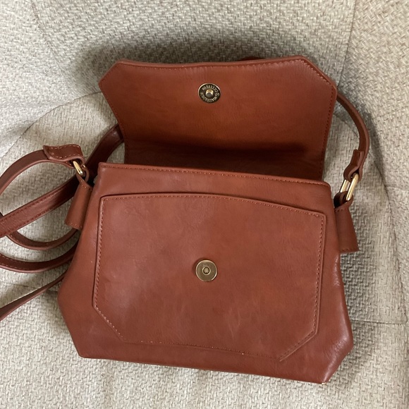 Tan Leather Crossbody Bag Tassel Detail & lots of Pockets - Adjustable Strap 👜 - Picture 4 of 8